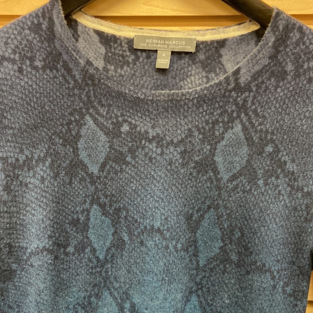 Neman Marcus Cashmere Sweater Size Small View 2